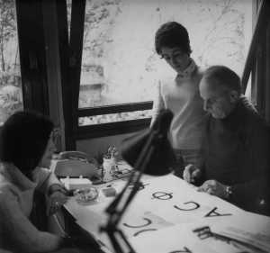 Christiane Herrandon, Annette Celso & Ladislas Mandel working on a Greek typeface
at International Photon Corporation (previously Deberny & Peignot), Paris, c. 1973.
Courtesy Musée de l’imprimerie & de la communication graphique