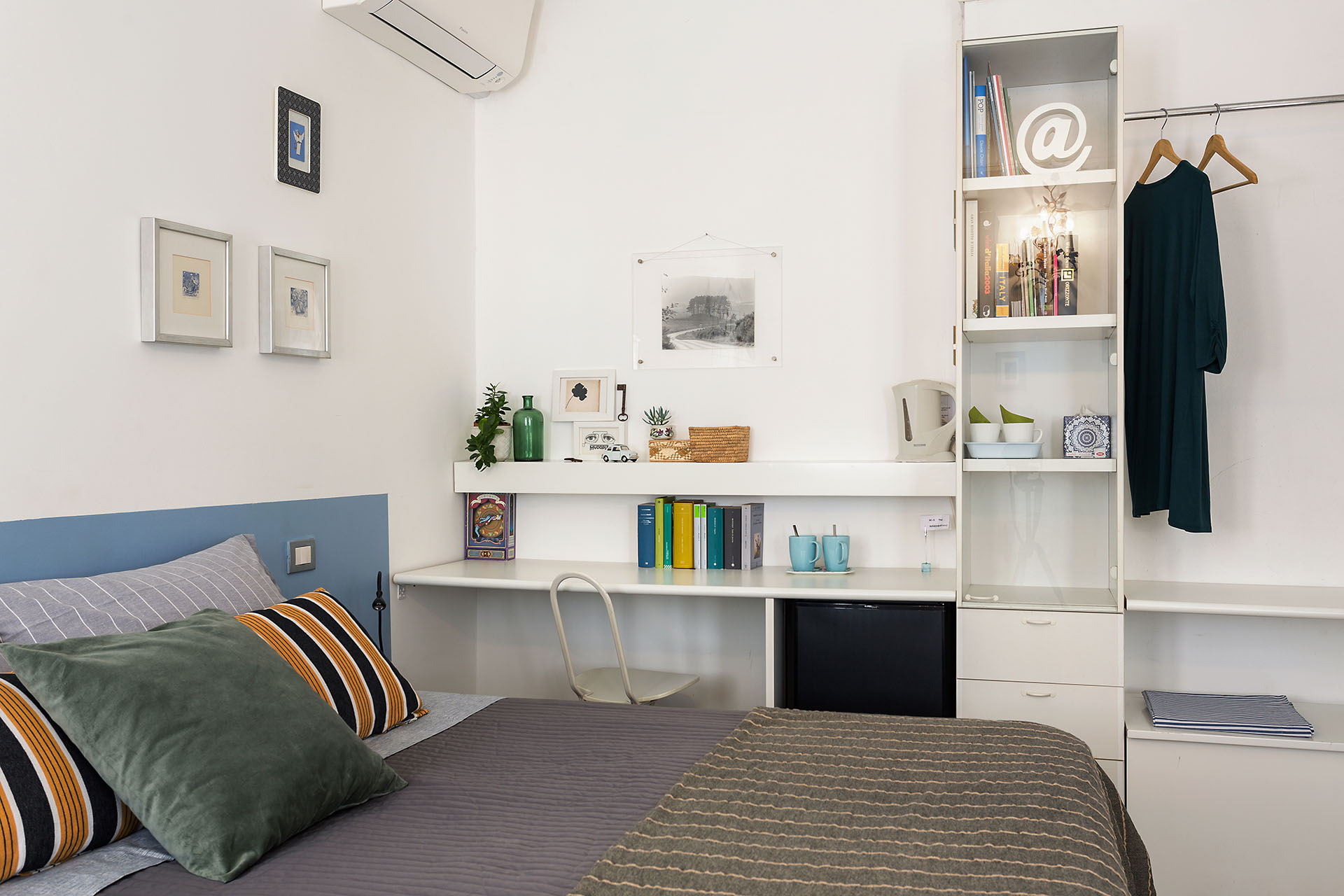 Side view of the room of the flying bird