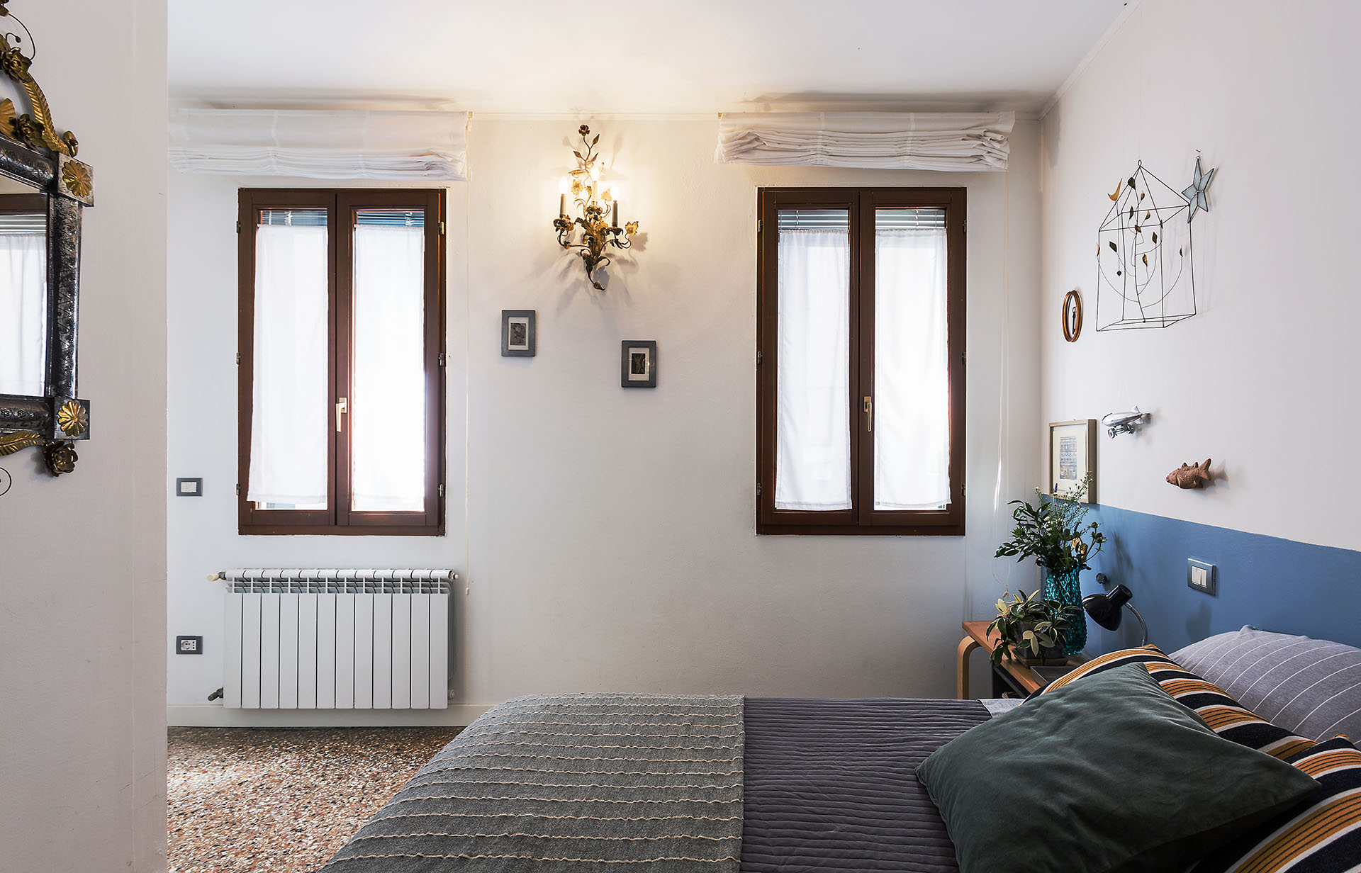 Side view of the room of the flying bird