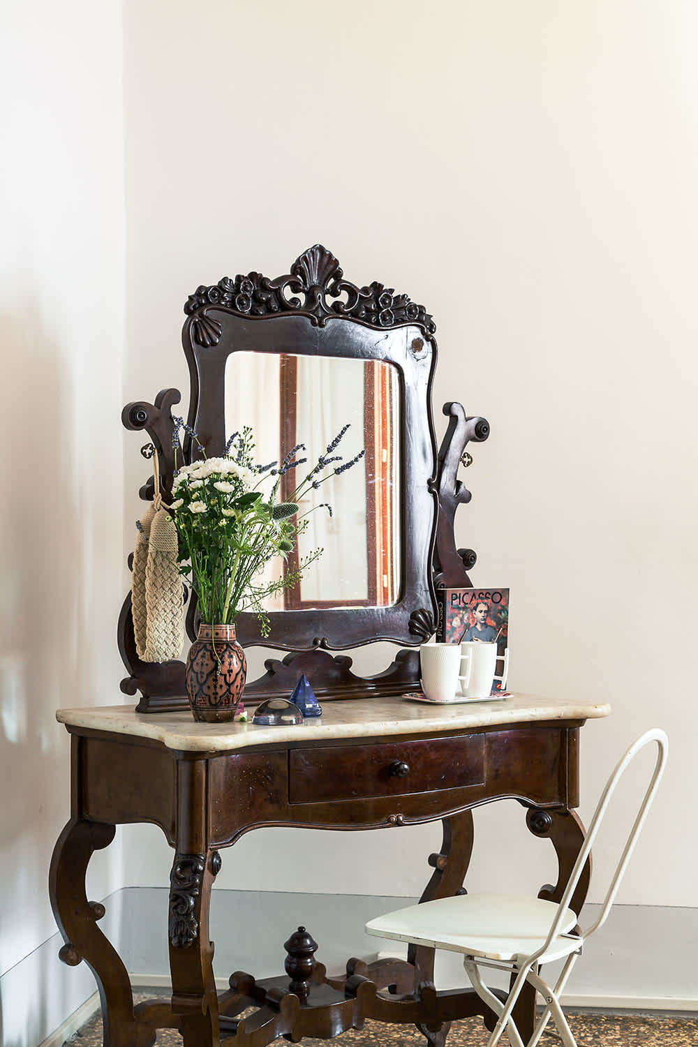 Dressing table in the room of the walking bird