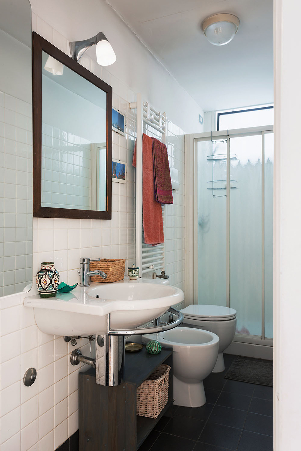 Bathroom of the room of the walking bird