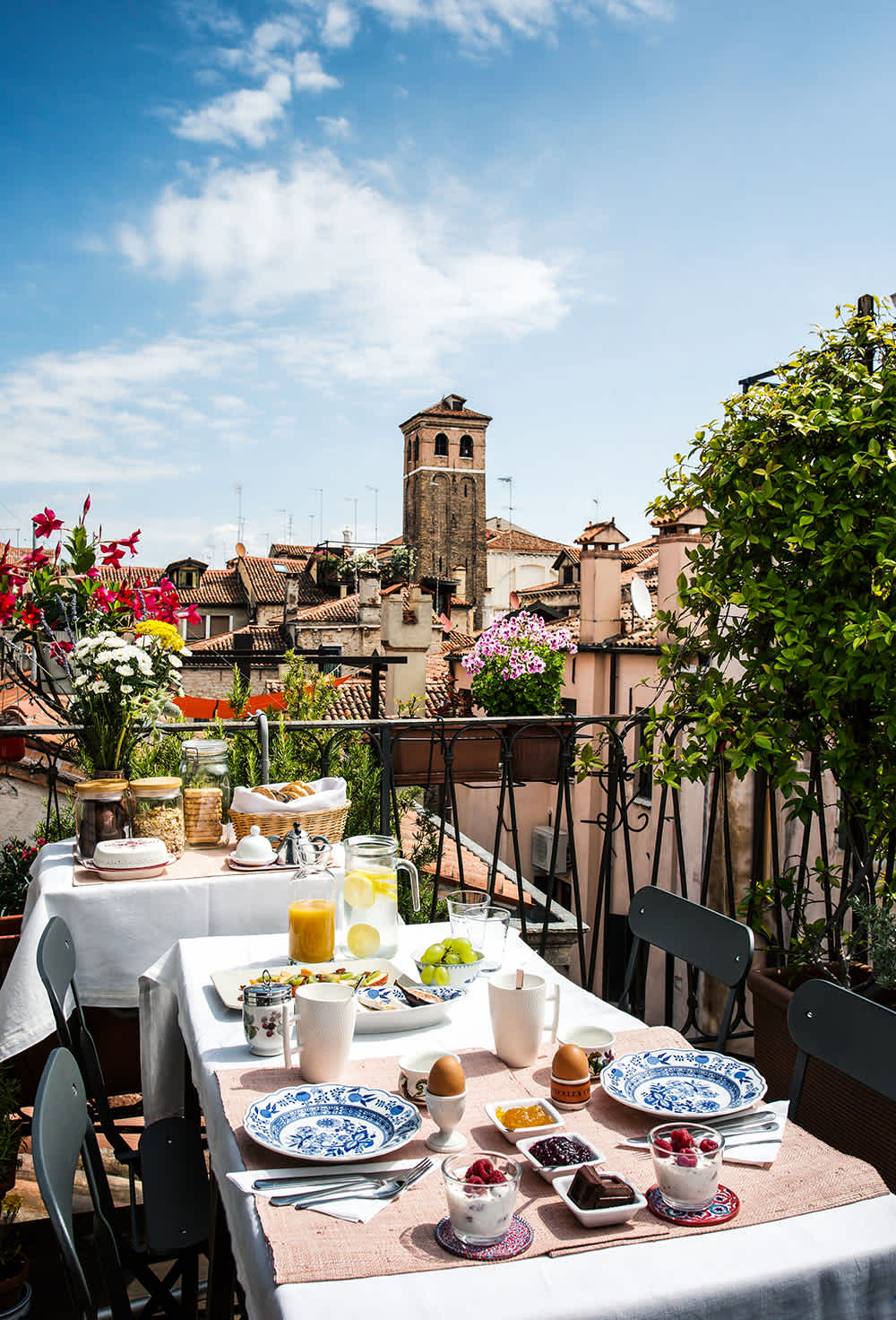 Overview of the terrace with breakfast