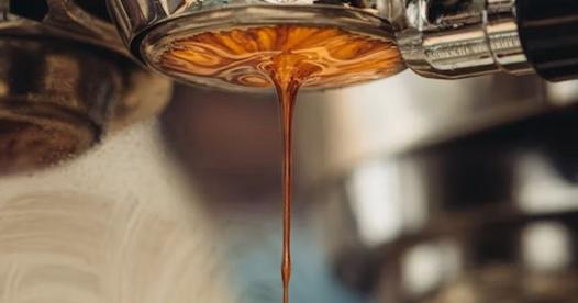 Goutte de café qui tombe