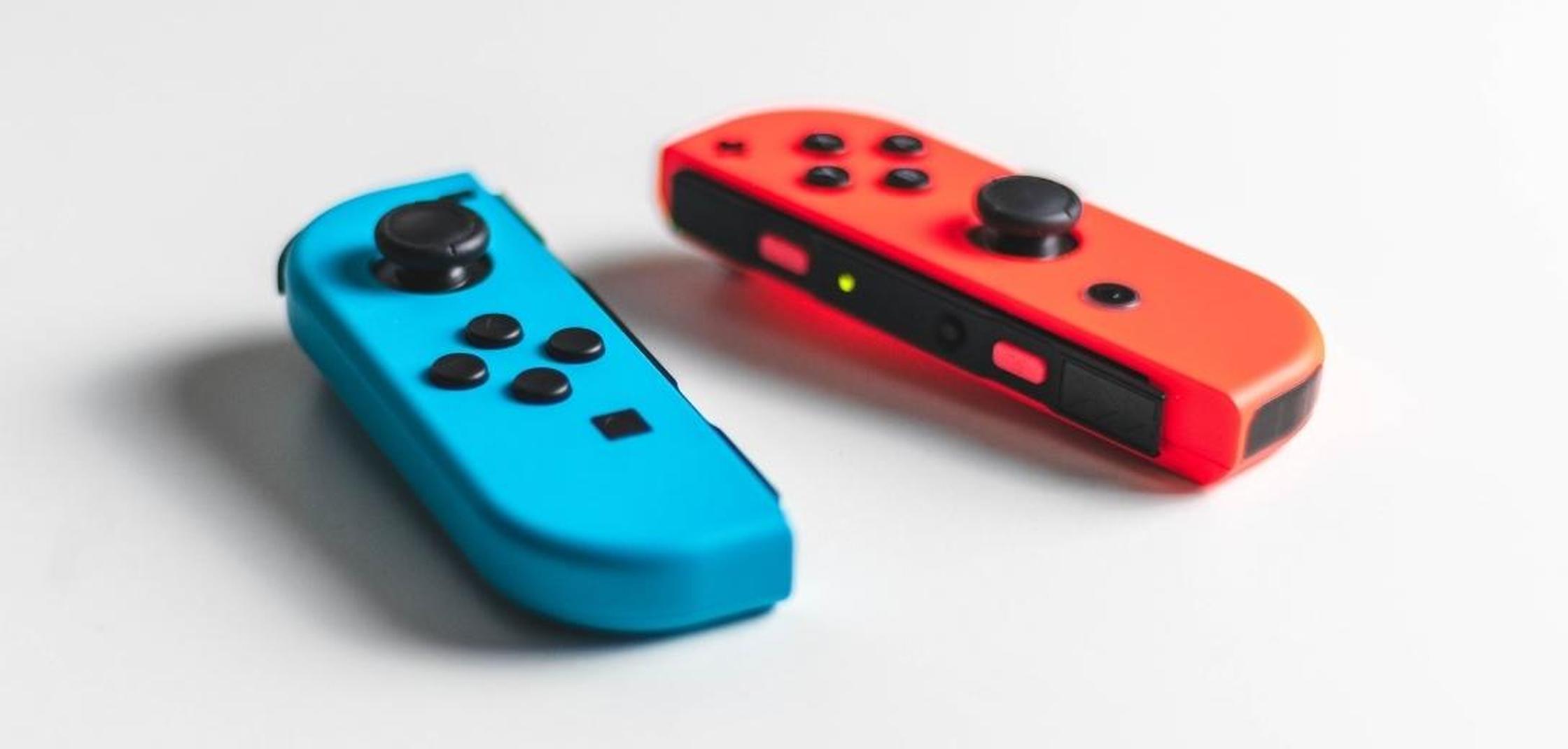 Zwei Joy-Cons in Rot und Blau