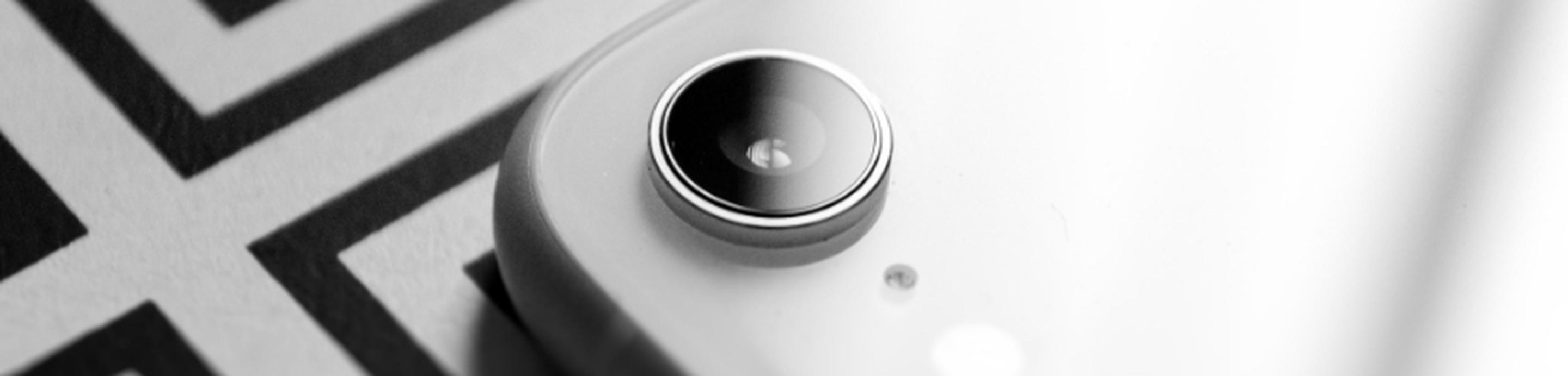 iPhone XR weiß, mit schwarz-weißem Hintergrund