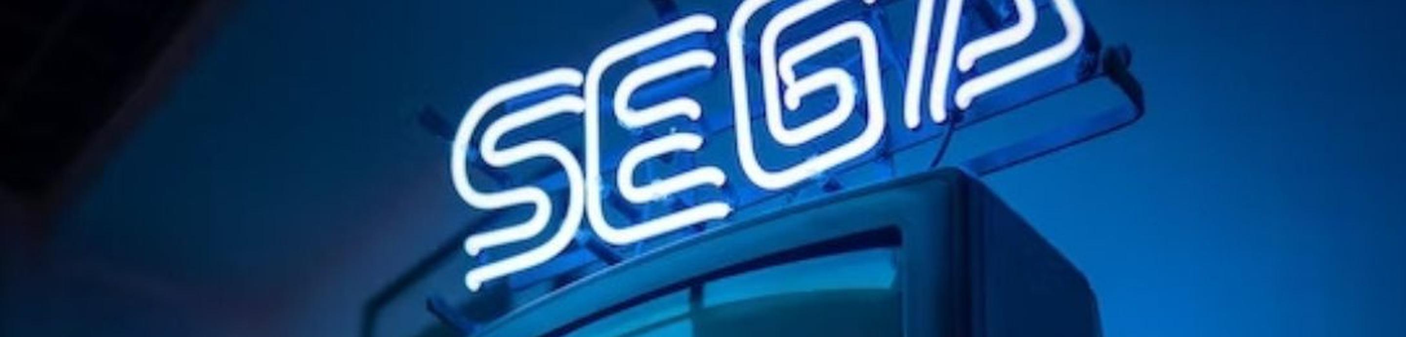 Vieilles télévisions avec un logo de SEGA en néon