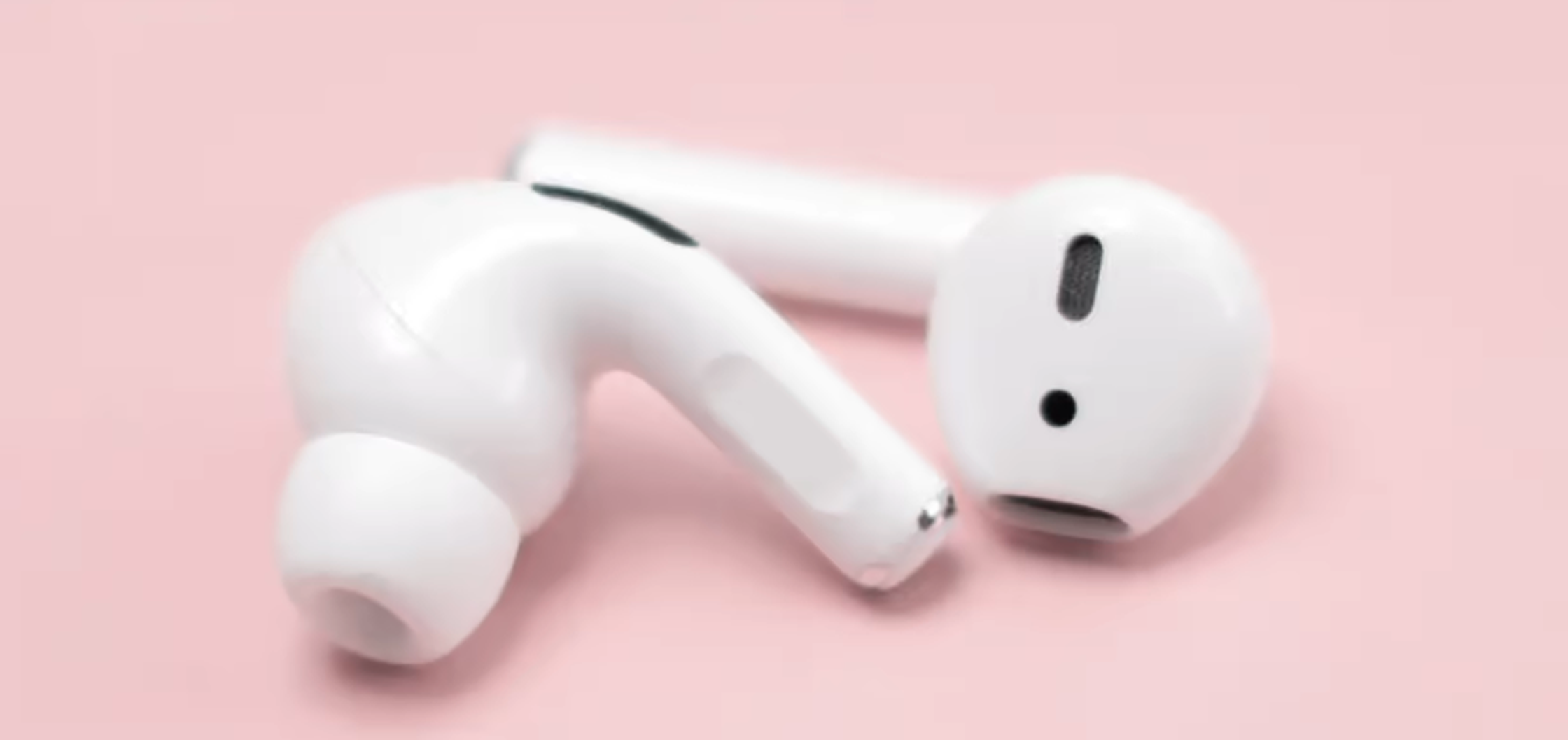 airpods pro en fondo rosa