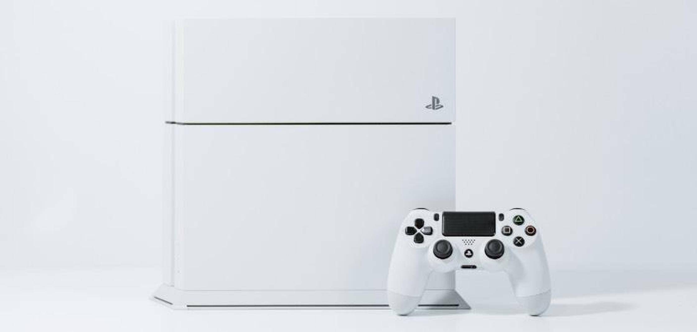 PlayStation 4 y mando en color blanco