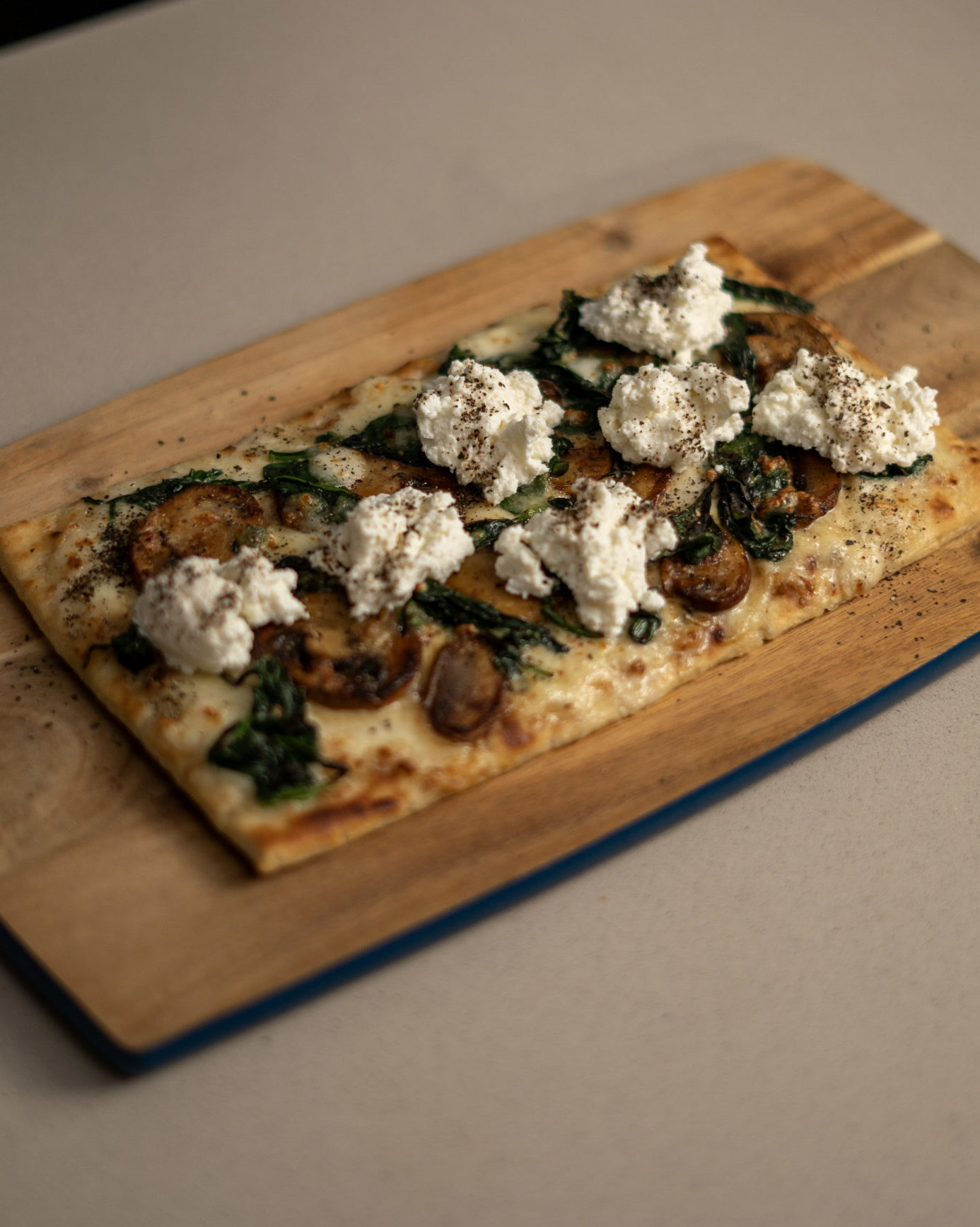 White Pizza with Spinach &amp; Mushroom Lunch Recipe | Deli Kitchen