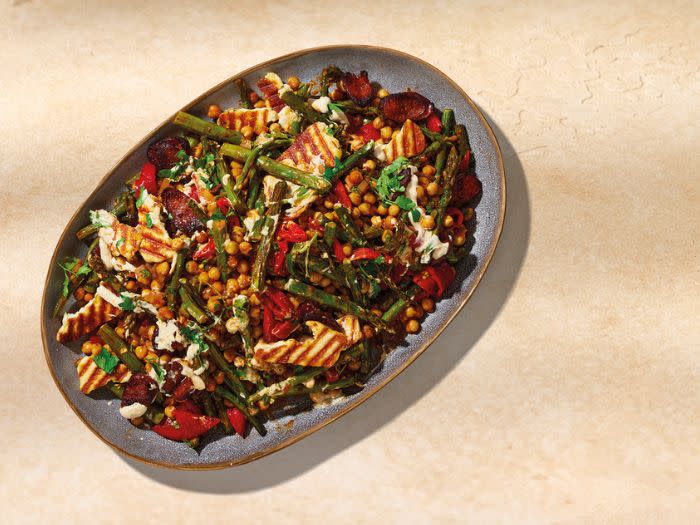 Kikertsalat med asparges, halloumi og chorizo