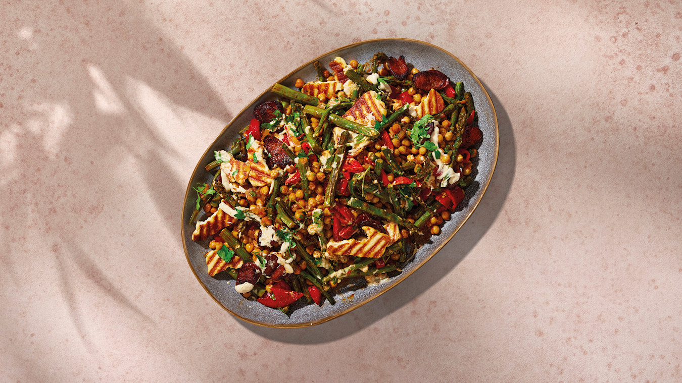 Kikærtesalat med asparges, halloumi og chorizo