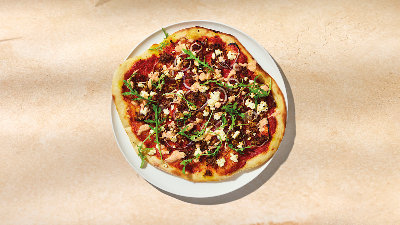 Kylling shawarma pizza med harissayoghurt
