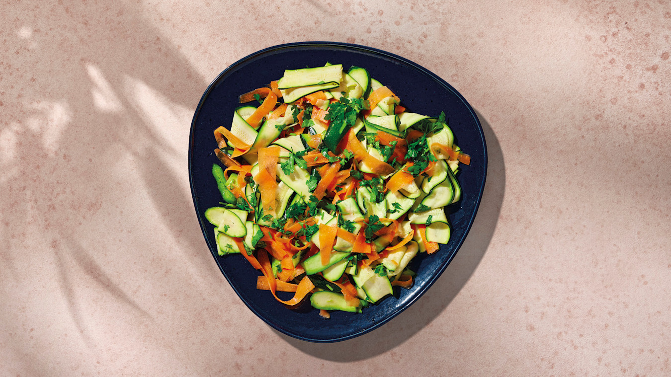 Marineret squashsalat med gulerødder