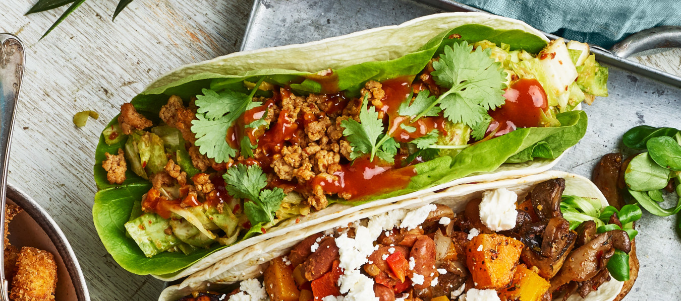 Asiatisk Kycklingfärs Taco med Snabbkimchi & Sriracha Sauce