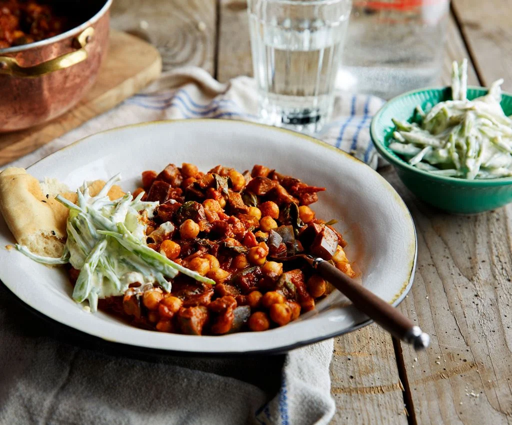 Grøntsagskorma med Naan og Raita