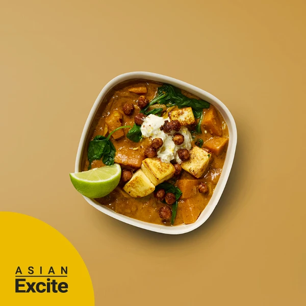 Halloumi Tikka masala with raita yoghurt & crispy chickpeas​