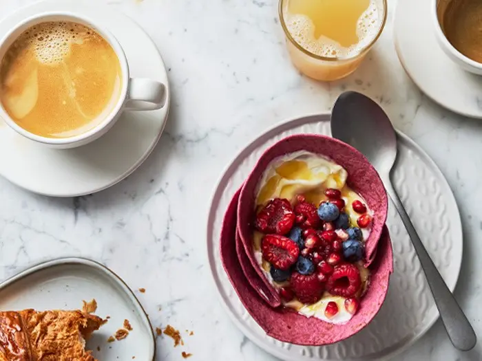 Tortilla yoghurt cup with berries