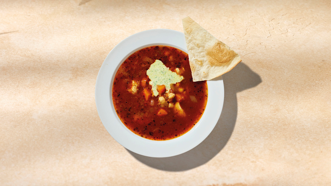 Harissa kyllingesuppe med chermoula yoghurt og tortilla