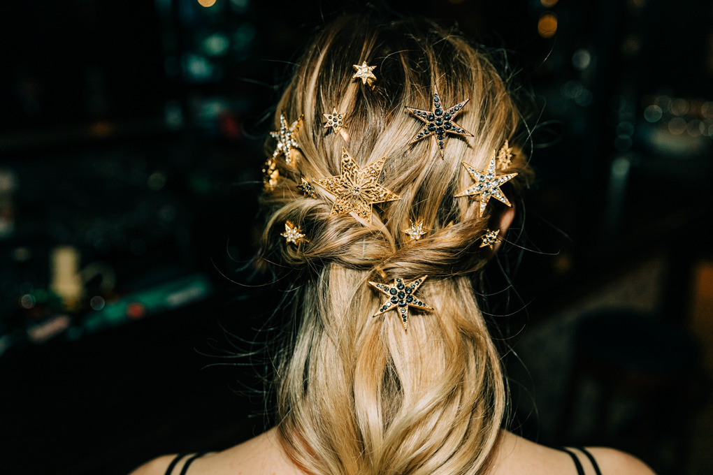 Accessoire de cheveux nouvel an heureux d'or avec des coupes de Champagne