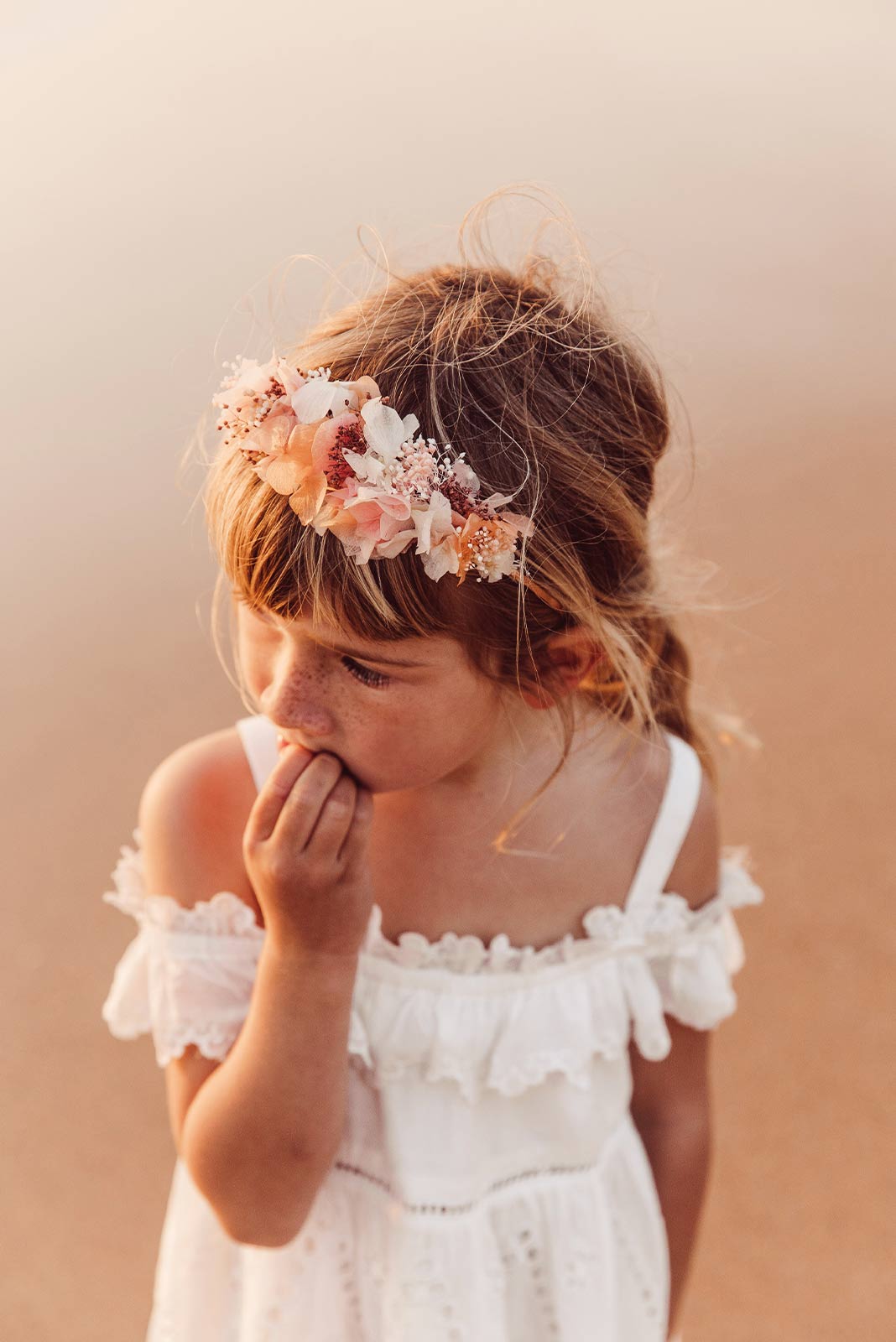 Serre-tête coiffure cérémonie enfant fleurs blanches et strass