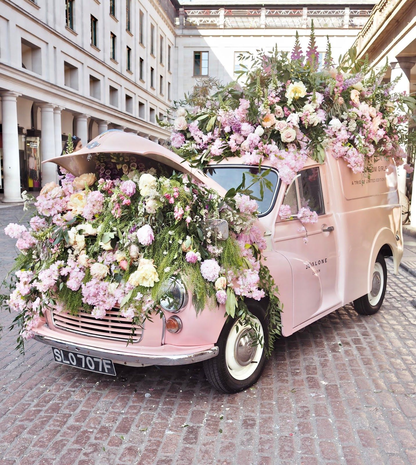 Décoration rustique de voiture avec fleurs pour future mariée