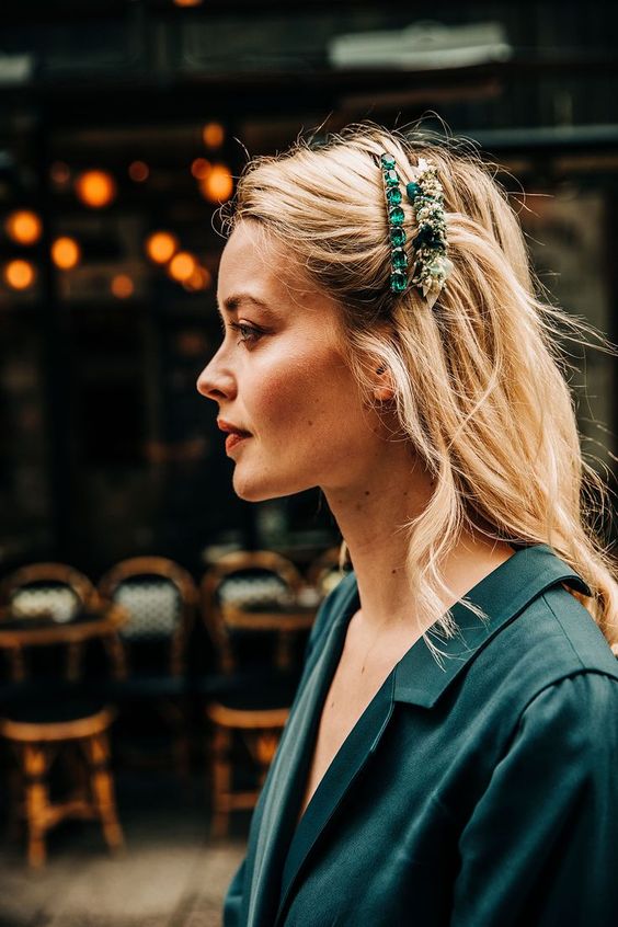 Bijou de cheveux pour la mariée modèle Olivia, en perles et cristaux.