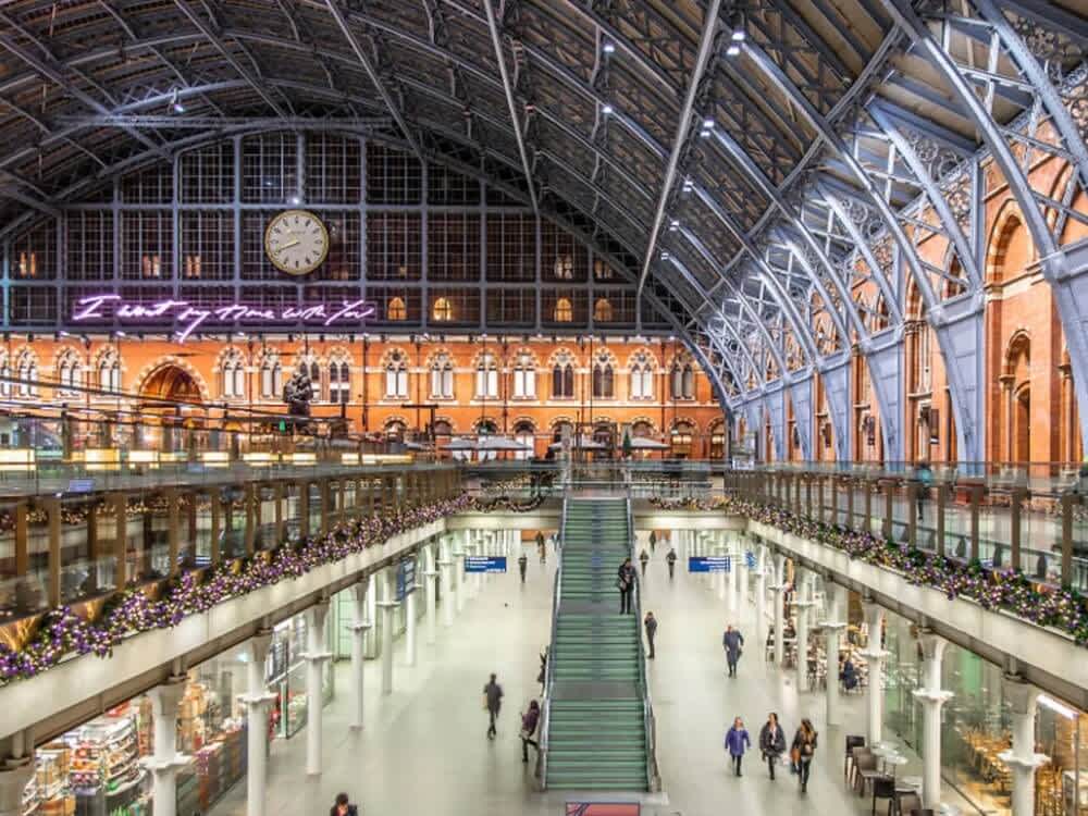 イギリスワーホリで2025年に入国するには?ビザ情報はいつでる?