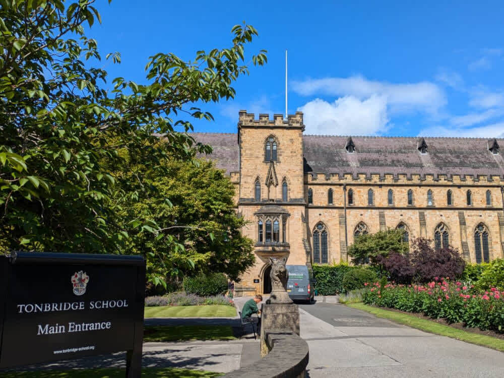 Tonbridge school 外観|Our World English 2024