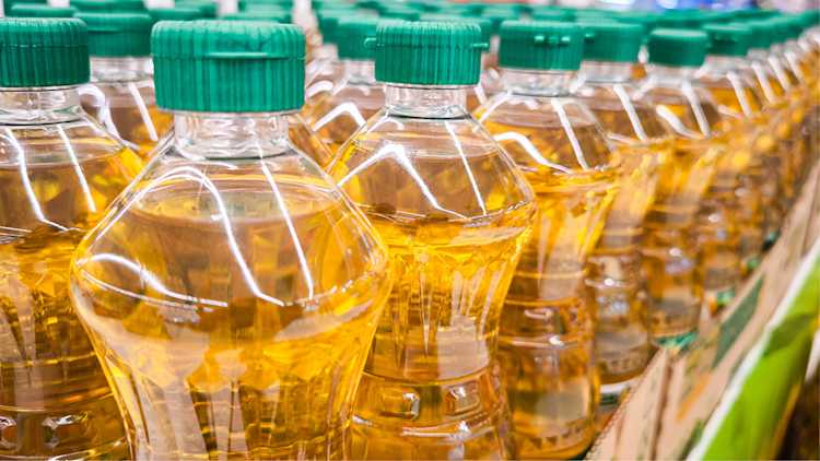 Plusieurs rangées de bouteilles d’huile de canola.