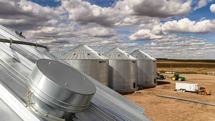 Silos à grains dans la cour d'une ferme.