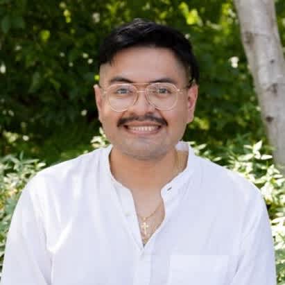 Adrian España's headshot