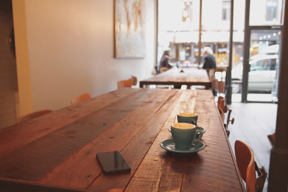Blog - Hero - Empty table coffeeshop