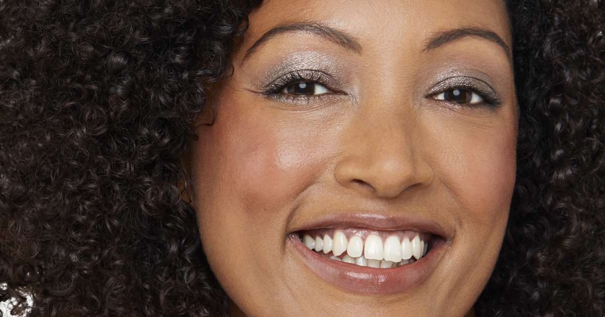 How to apply shimmer on eyes for beginners Trinny London