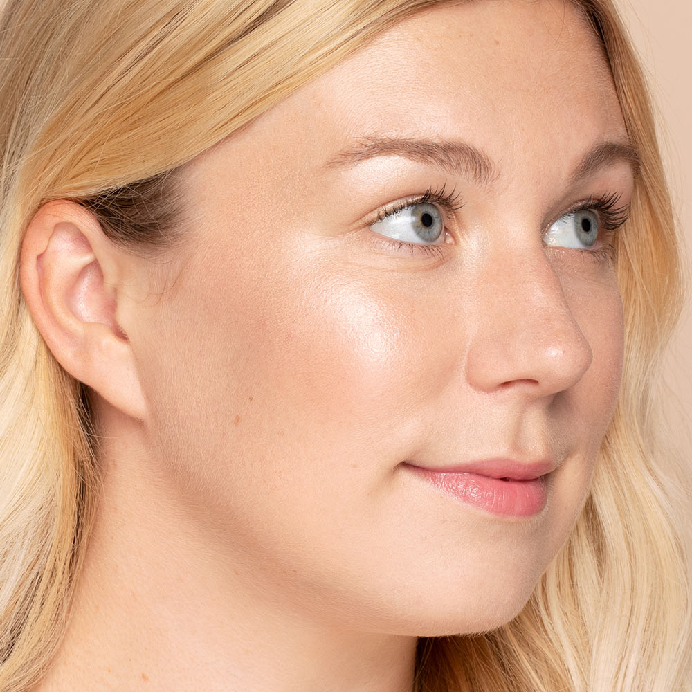 Jemima trägt The Right Light in Starlight, Eye2Eye in Virtue und Lip Glow in Mia