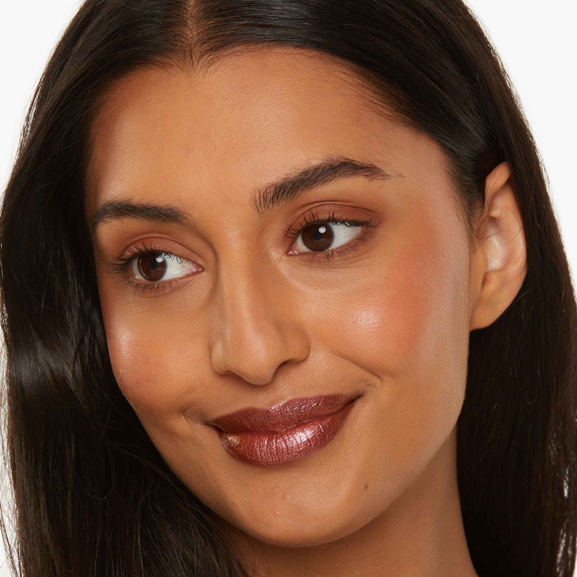 Ramneek is wearing Lip Love in Katinka, Eye2Eye in Trust and Sheer Shimmer in Nicole