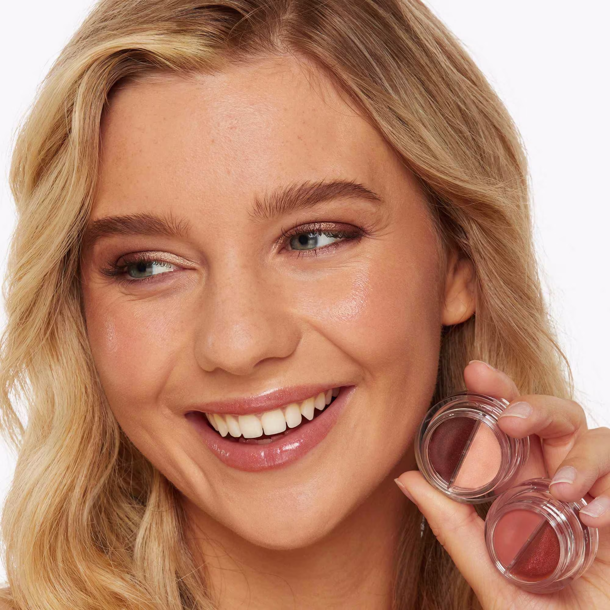 Klaudia is wearing Lip & Cheek T-Tones in Lady J and Nicole on her cheeks and lips and Eye2Eye T-Tones in Virtue and Empress.