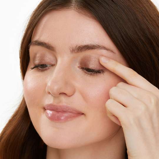 How to apply cream eyeshadow with your fingers for a fuss-free look