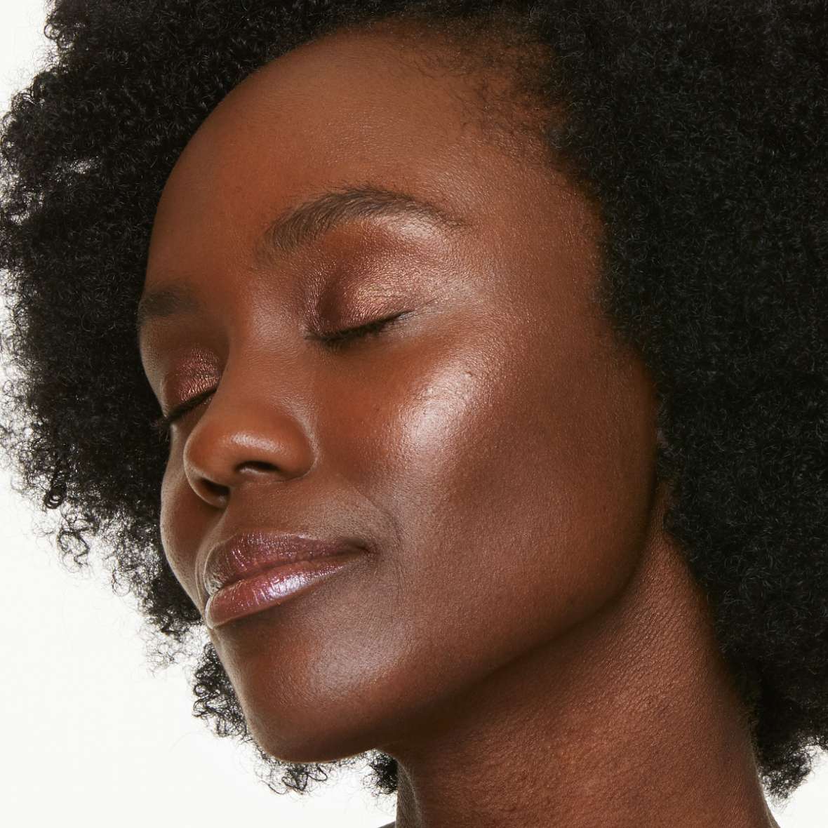 BLOG Where to apply highlighter makeup (and where not to) BANNER -F3E4E7