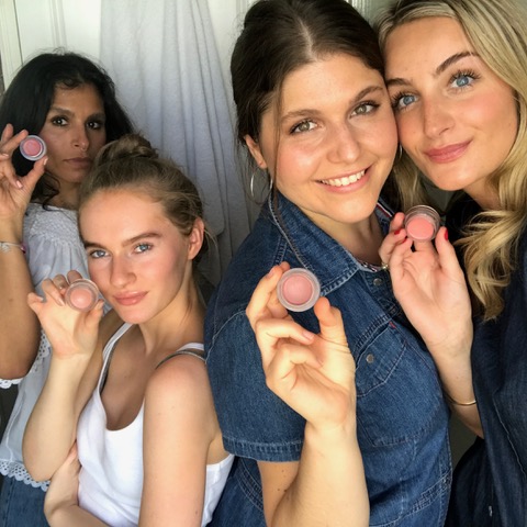 MAKE UP