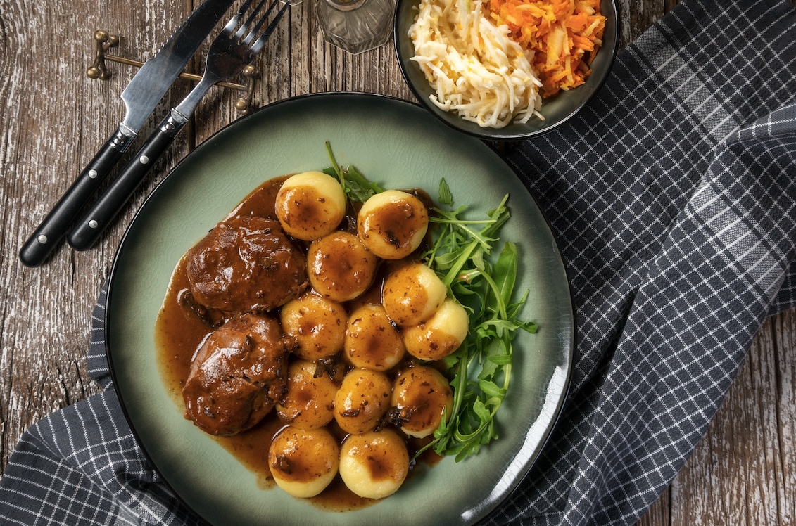 Opskrift: Frikadeller Med Brun Sovs Og Kartofler