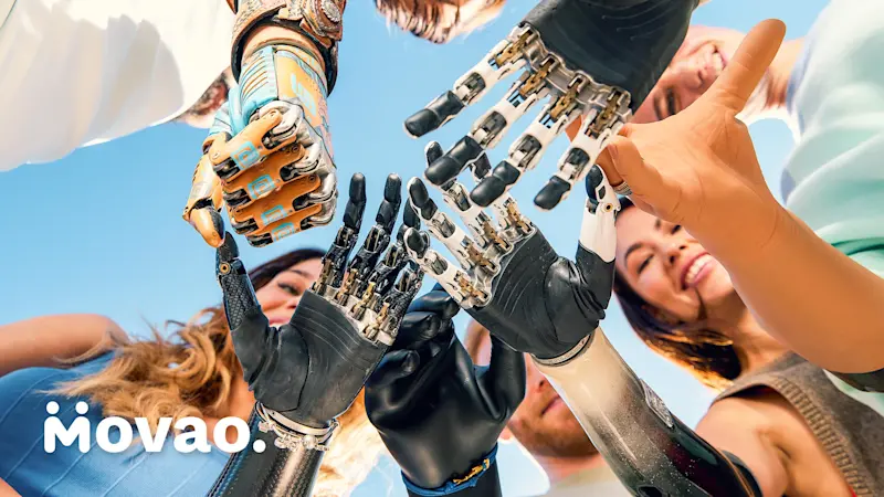 Utenti della community online Movao mostrano tutti assieme le loro mani protesiche