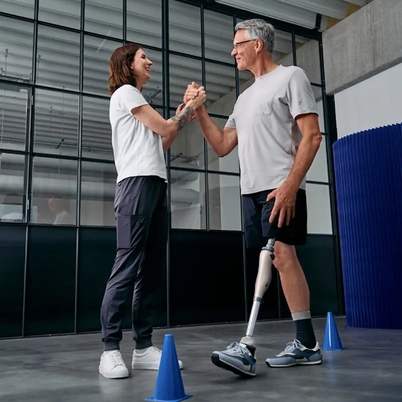 Un Prótesis Certificada Ortocista animando a un usuario de pierna protésica Kenevo