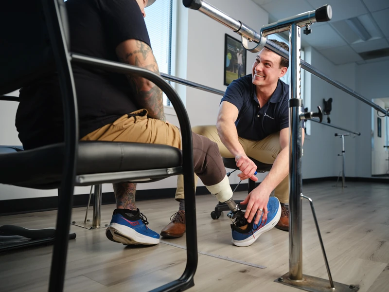 Un Protésico Certificado El ortopedista habla con un paciente usuario de prótesis