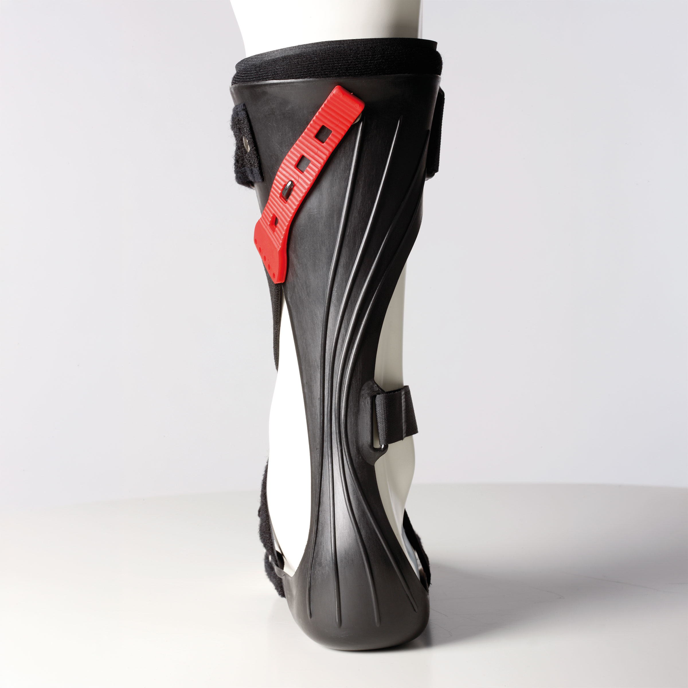 Vista posteriore dell'ortesi caviglia-piede Malleo Neurexa Pro mentre mantiene il piede in posizione di leggera pronazione