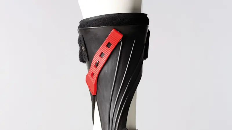 Vista posteriore dell'ortesi caviglia-piede Malleo Neurexa Pro mentre mantiene il piede in posizione di leggera pronazione