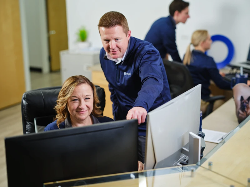 Un asistente administrativo de recepción programando un paciente