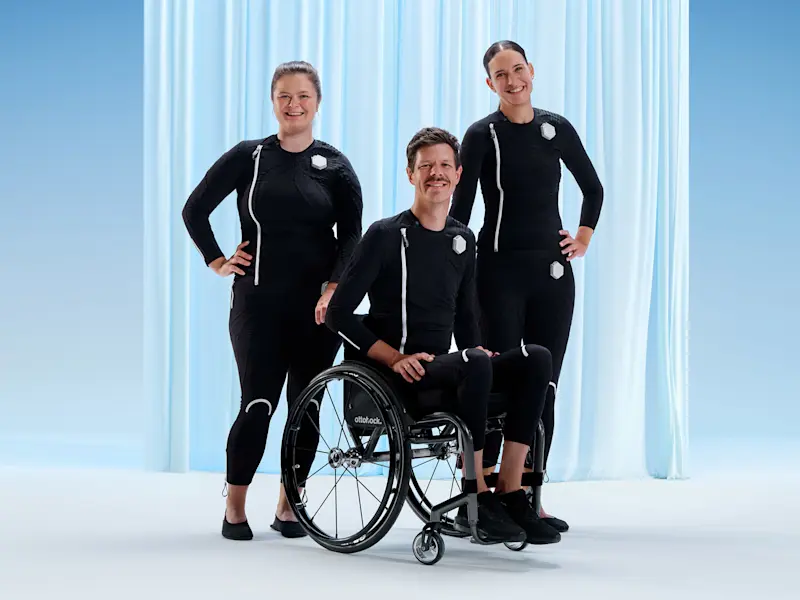 Ttre diversi pazienti neurologici posano indossando la tuta Exopulse Mollii