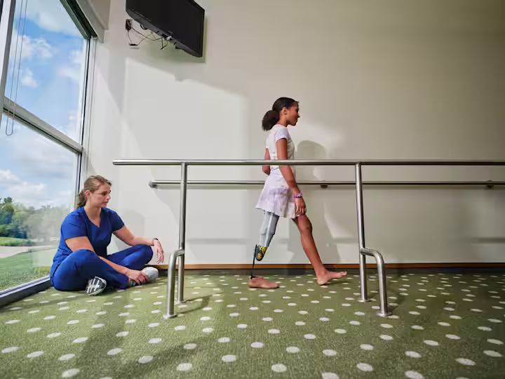Un paciente pediátrico que realiza entrenamiento de marcha con un Protésico Ortocista Certificado (POC)