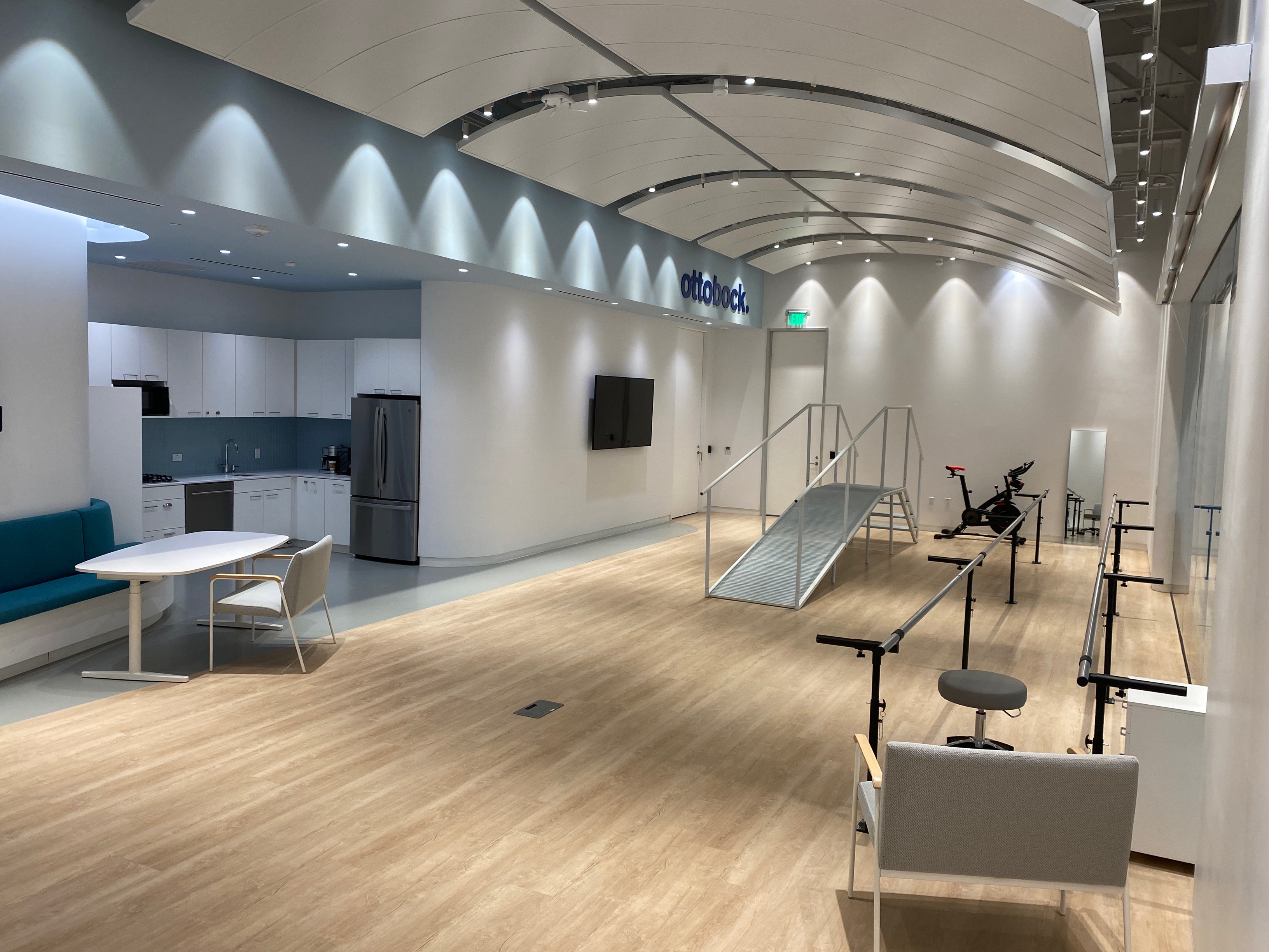 Una sala llena de diferentes métodos de practicar con una prótesis u órtesis