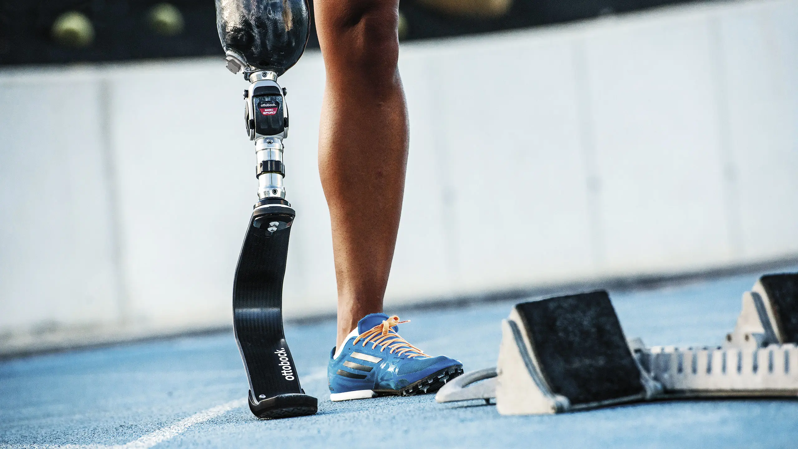 Dettaglio del piede protesico da corsa 1E91 Ottobock fotografato sulla pista d'atletica